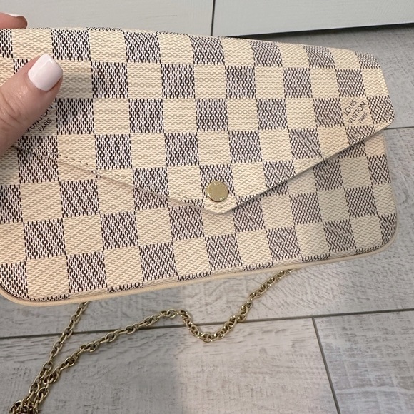 New Beautiful Louis Vuitton Felicie
Pochette Crossbody~Clutch with gold chain.♥️ - Picture 3 of 5